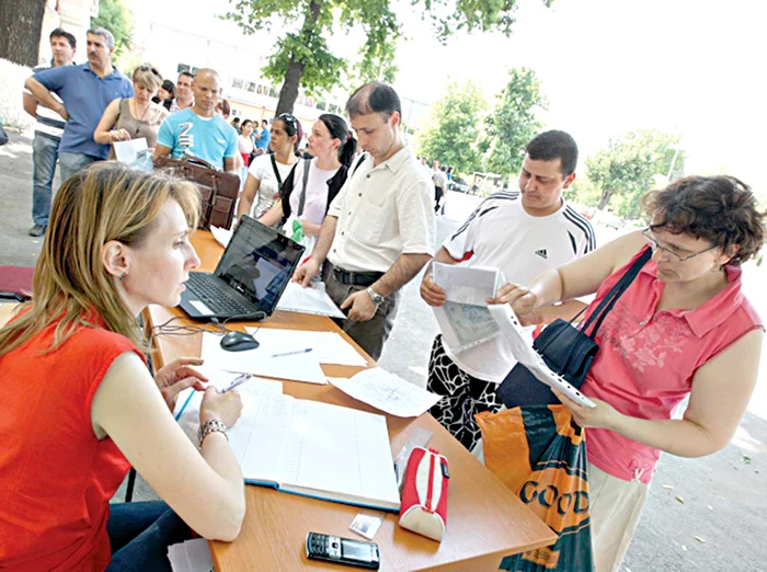 Centrul de înscrieri este deschis şi în weekend în Capitală (foto: Sever Gheorghe)
