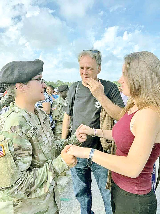 2019. Adriana în uniformă  şi Sanda în civil, sub ochii blânzi  ai tatălui Glenn