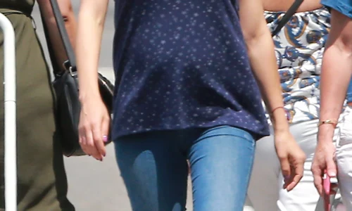 Pregnant Mila Kunis Grabs Lunch With A Friend jpeg