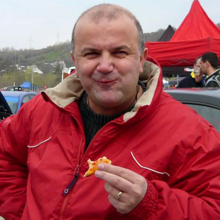Se pare că Axinte îi datorează lui Velea aproximativ 5.000 de euro