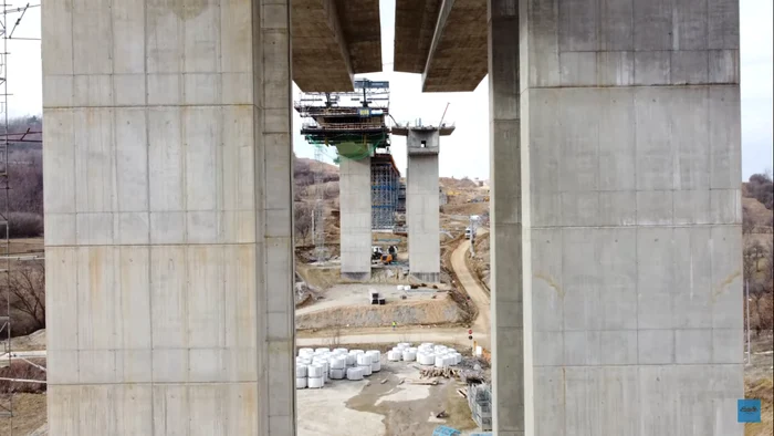 Viaductul Tălmăcel are o înălţime de 30 de metri