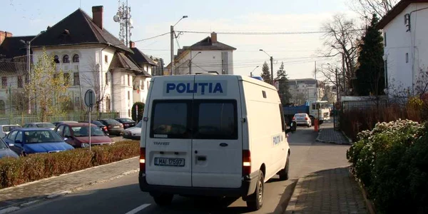 Cei cinci hoţi au fost duşi la sediul Poliţiei Rovinari