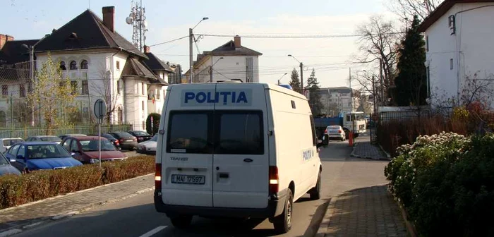 Cei cinci hoţi au fost duşi la sediul Poliţiei Rovinari