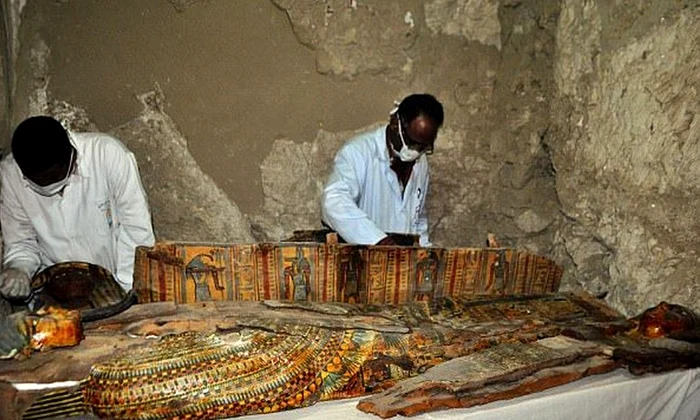 În Egipt au fost descoperite peste 1000 de statui şi 8 mumii jpeg
