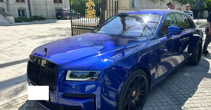 Noua mașină a lui Gigi Becali, în fața vilei finanțatorului. Foto gsp.ro