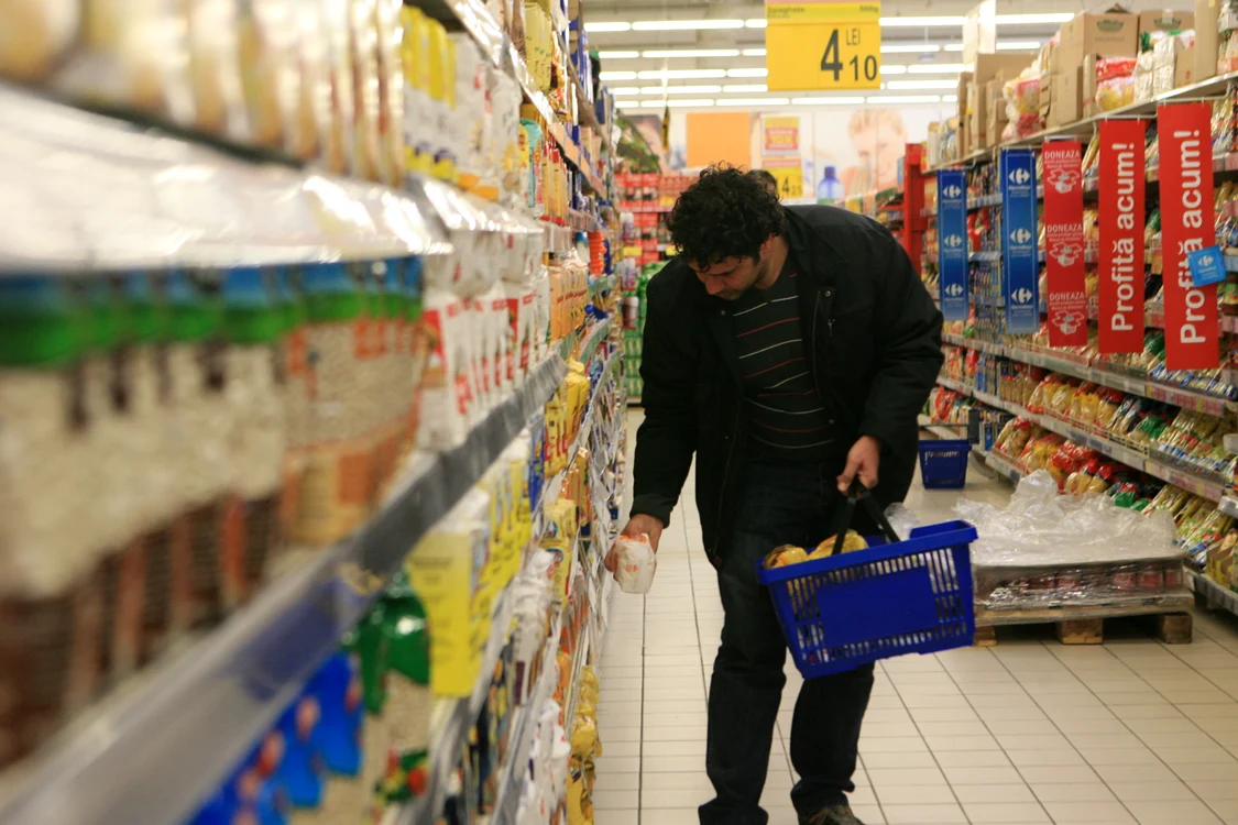 Românii sunt sfătuiți să fie cumpătați la cumpărături și să-și ia strictul necesar 