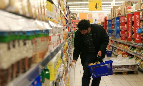Românii sunt sfătuiți să fie cumpătați la cumpărături și să și ia strictul necesar  jpeg