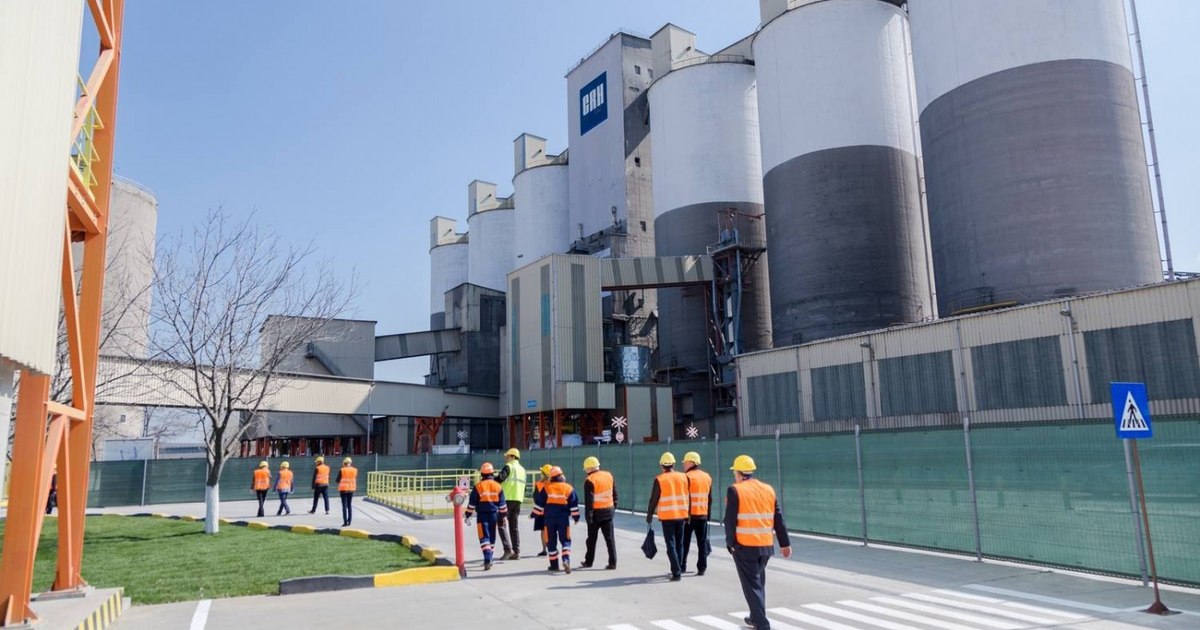 Trei producători de ciment, amendați cu 44 milioane euro pentru înțelegeri ilegale