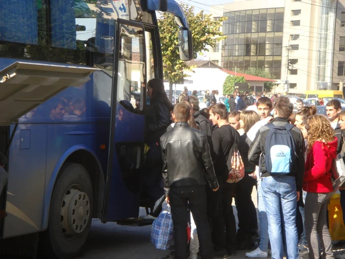 Elevii, principalii clienţi ai transportatorilor FOTO: Ştefan Borcea