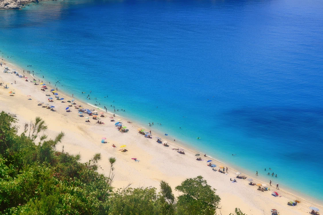 Turiști pe plajă FOTO Pixabay