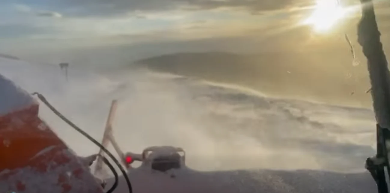 Imagini din infernul alb de la Rânca: deszăpezire în condiții de viscol și vizibilitate aproape zero pe DN 67C