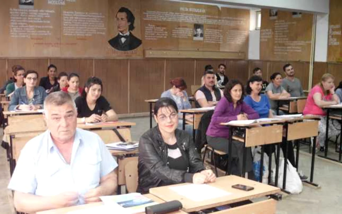 La 53 de ani, Vasile Mihalea (foto stânga) este din nou elev FOTO: Mădălin Sofronie