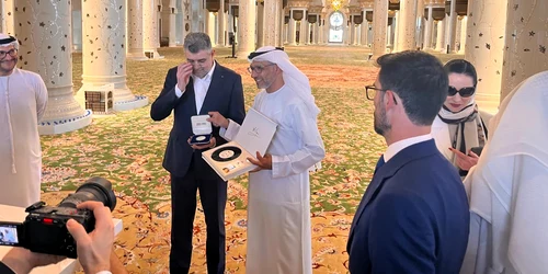 Premierul Marcel Ciolacu, vizită oficială la Moscheea Sultan Al Nahyan Sheikh Zayed Bin din Abu Dhabi Foto: Adevărul