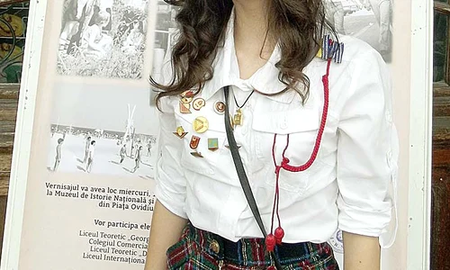 Ruxandra Alexa e mândră  de uniforma de pionier jpeg