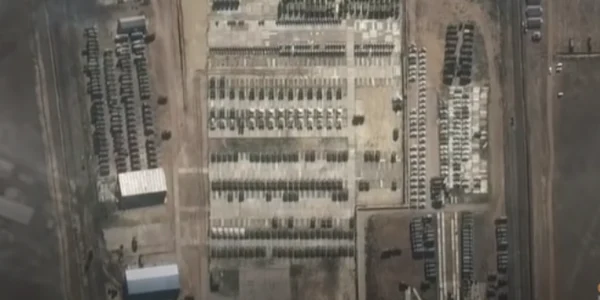 Imagini din satelit captate de Maxar au surprins noi acumulări de trupe ruse lângă Ucraina FOTO captură You Tube