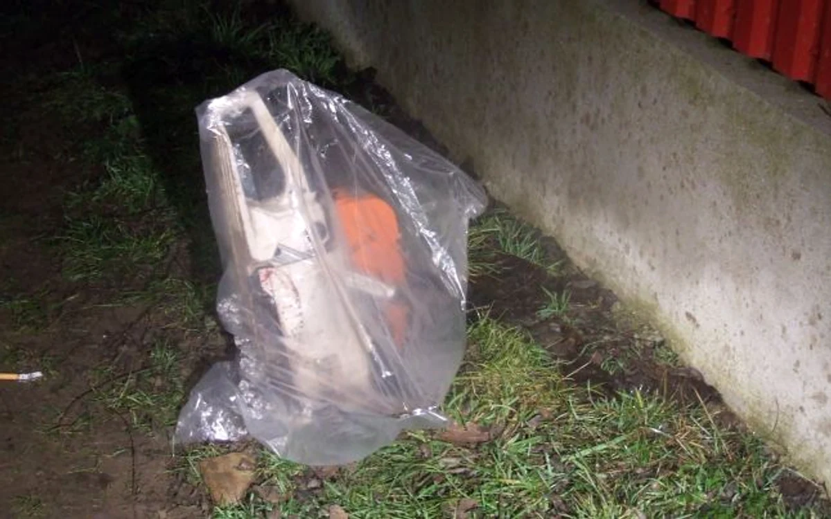 
    Polițiștii au ridicat drujba cu care a fost tăiat localnicul din Novaci, județul GorjFOTO: adevarul.ro  