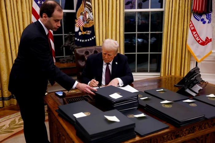 Donald Trump a semnat zeci de oridine executive în prima zi de mandat/ FOTO:X@DisavowTrump20