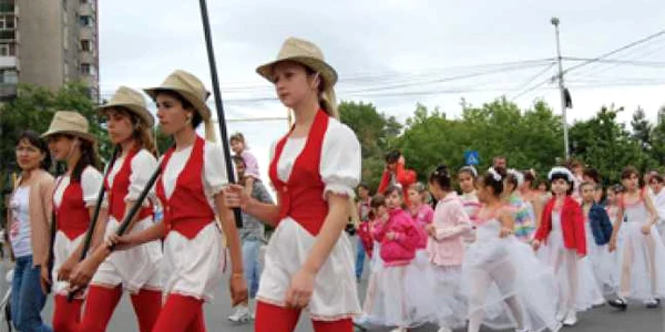 Prichindei costumaţi au defilat pe străzi