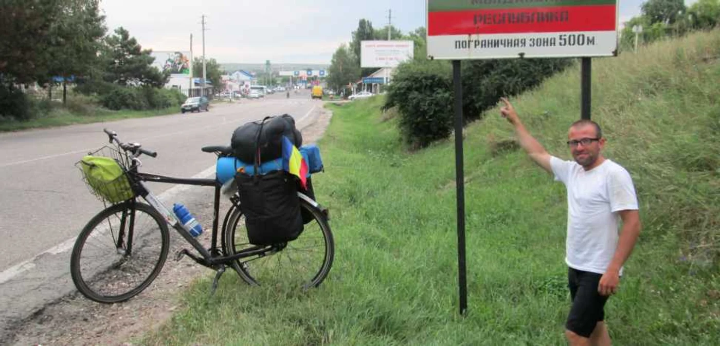 Radu Păltineanu, în timp ce traversa cu bicicleta teritoriul Transnistriei