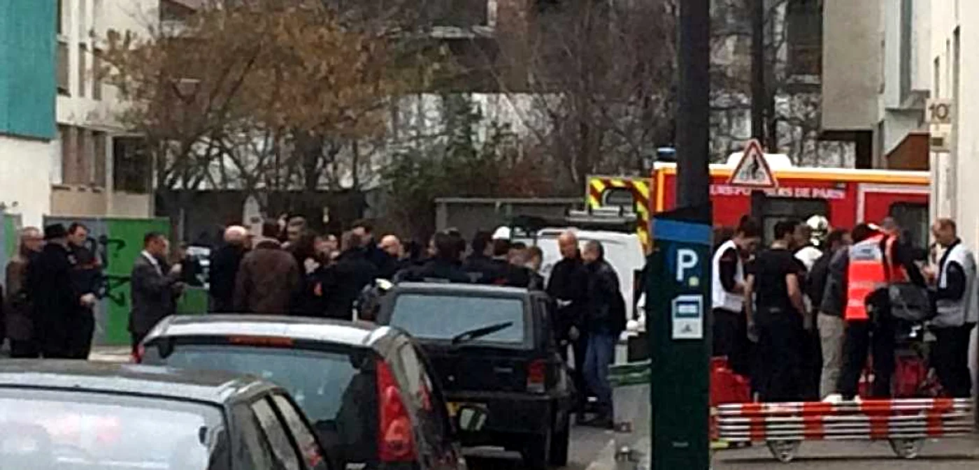 Forţe de poliţie şi securitate şi ambulanţe la sediul publicaţiei Charlie Hebdo după atacul terorist FOTO AFP