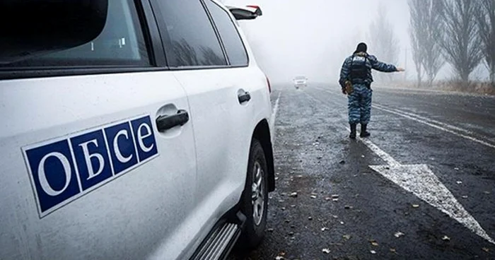 Vehiculele OSCE erau parcate în faţa hotelului din Doneţk unde sunt găzduiţi membri misiunii FOTO rbc.ua