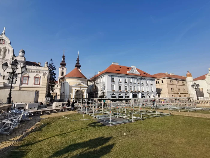Montarea scenei din Piața Unirii FOTO Ștefan Both