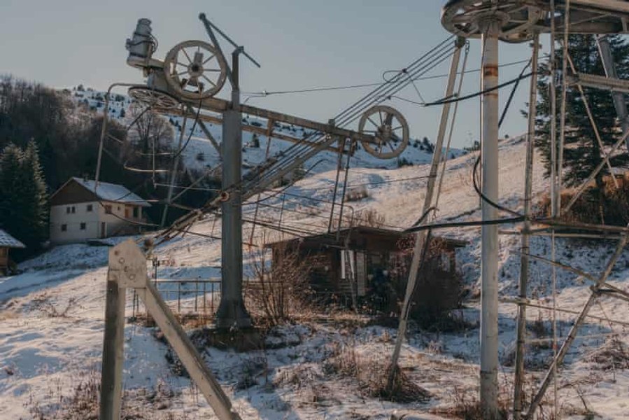 Pârtii-fantomă în Europa: cum au ajuns sute de stațiuni de schi abandonate din cauza lipsei de zăpadă