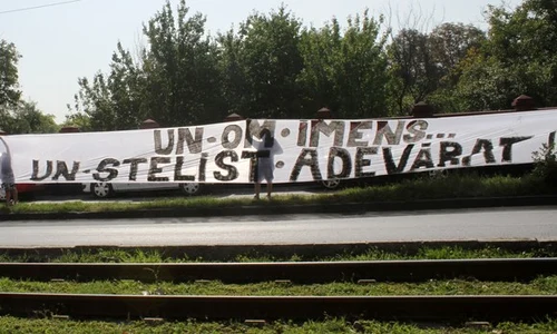 Galeria stelistă a afișat bannere la intrarea în Cimitirul Ghencea Civil jpeg