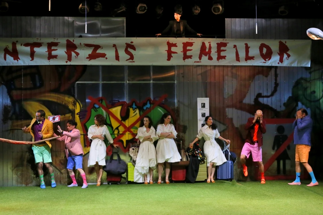 Scenă din spectacolul regizat de Andrei Şerban la Bulandra: "Zadarnicele chinuri ale dragostei", după Shakespeare