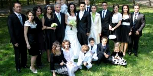 Întreaga familie Sighiartău, la cununia uneia dintre fiice