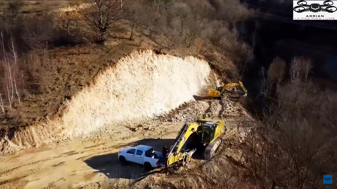 Utilaje care staționează pe șantierul Autostrăzii Sibiu-Pitești