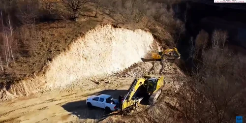utilaje care stau pe santierul autostrada sibiu pitesti Foto jpg