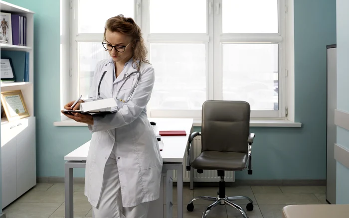 Mii de medici români au ales să muncească în Germania. Foto: Freepik.com