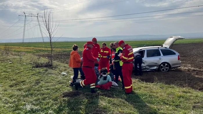 Victimele accidentului au fost transportate la spital FOTO ISU Neamț