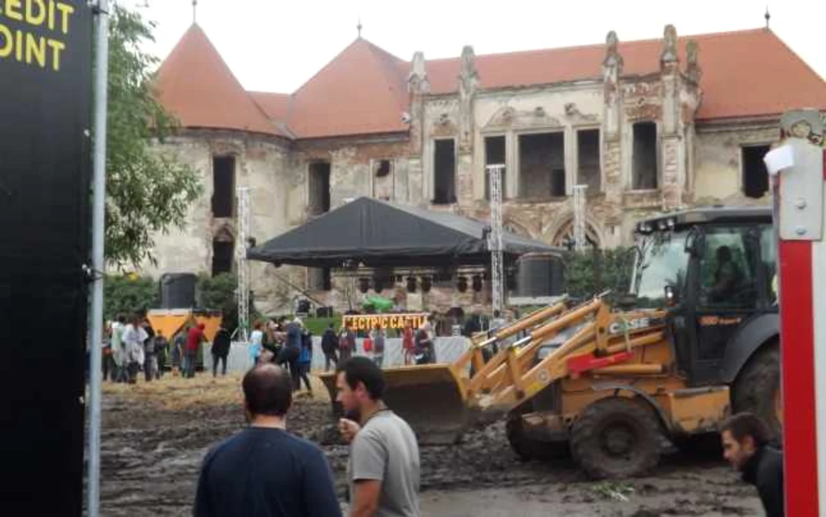 Noroiul de la Electric Castle a dat bătăi de cap organizatorilor. FOTO: Remus Florescu