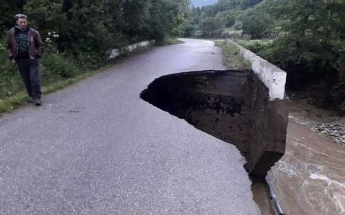 Drumul rupt de viitura. FOTO: Florin Timişan / Facebook.