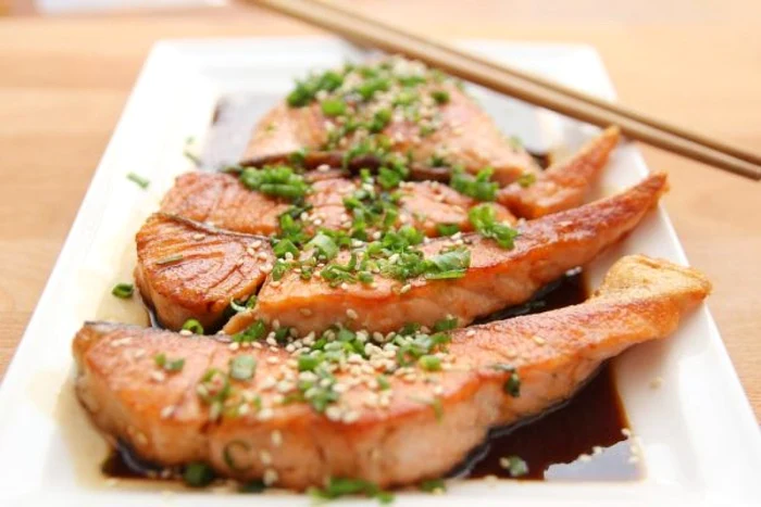 Include în dieta zilnică alimente care sunt surse de acid gras Omega-3.