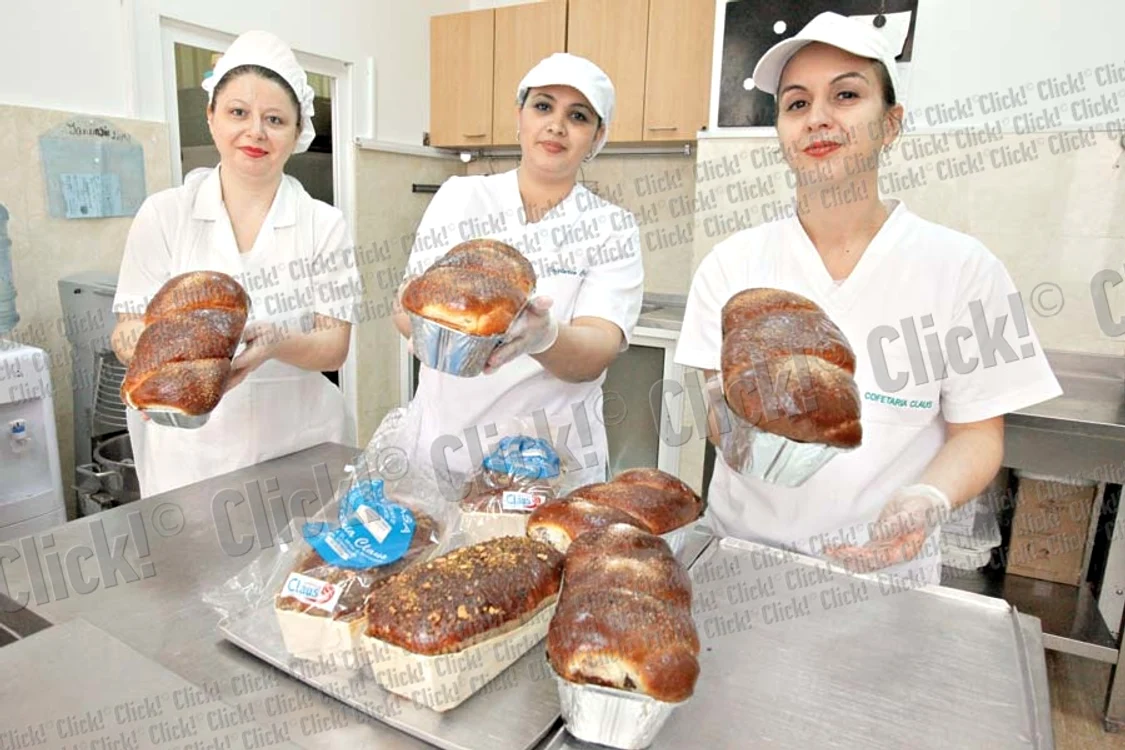 
    Cristina, Cosmina  şi Maria fac nişte  cozonaci buni de  te lingi pe degete (Fotografii: Florin Şuler )  