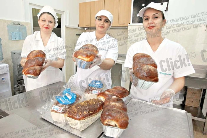 
    Cristina, Cosmina  şi Maria fac nişte  cozonaci buni de  te lingi pe degete (Fotografii: Florin Şuler )  