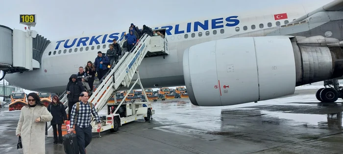 Momentul când pasagerii au fost nevoiți să debarce. Foto: Click.