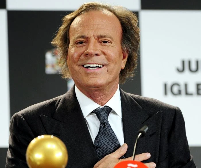 
    Julio Iglesias s-a revăzut cu fosta soţie la nunta de sâmbătă a fiului său.  