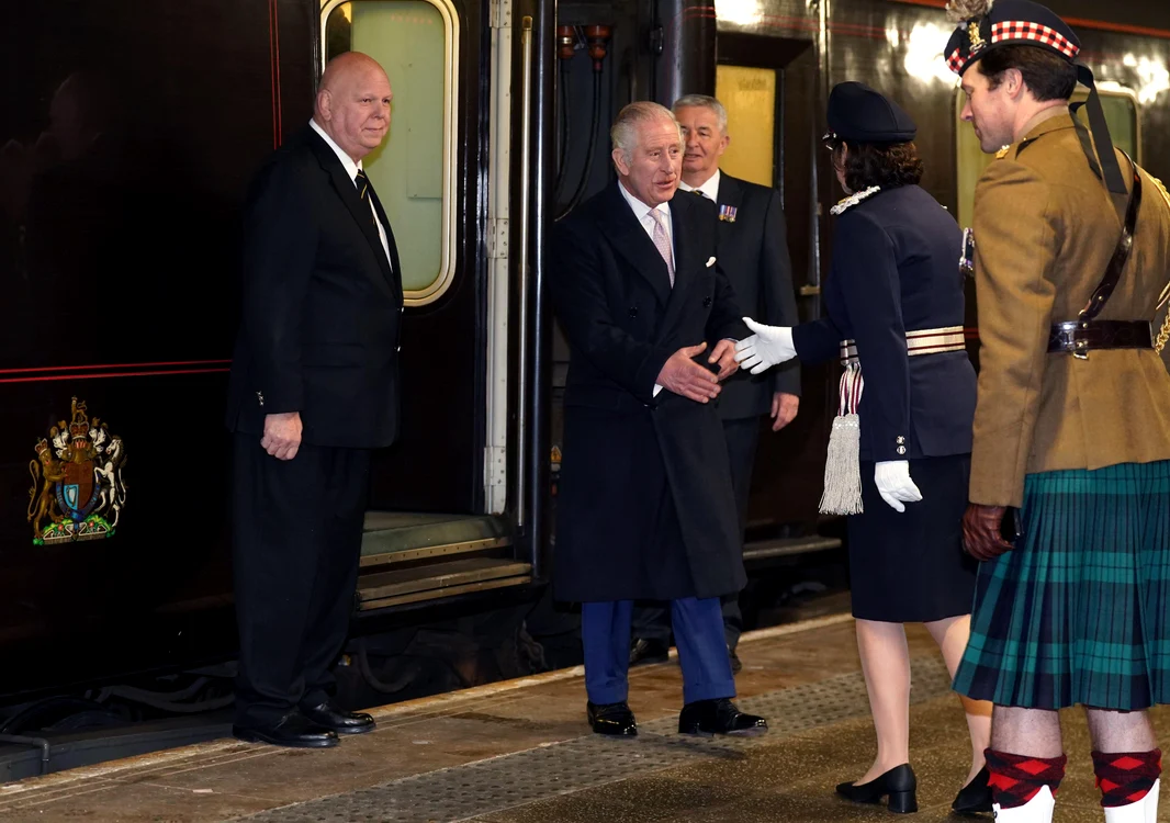 Regele Charles al III-lea ieșind din trenul regal
