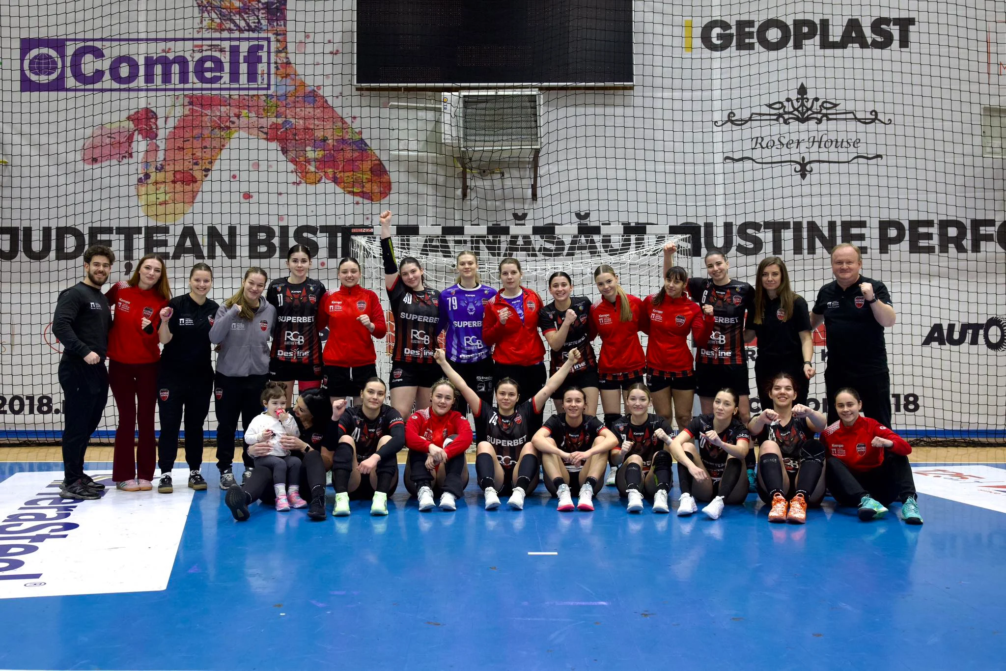 Româncele s-au pus pe bătut maghiare. Gloria Bistrița și-a asigurat locul al 4-lea în grupa Ligii Campionilor la handbal