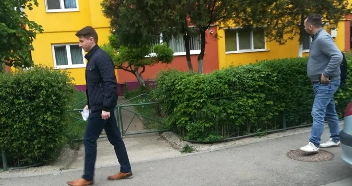 Pliante false USR-PLUS au fost găsite la câteva zile după ce doi liberali au fost excluşi pentru că le distribuiau.
