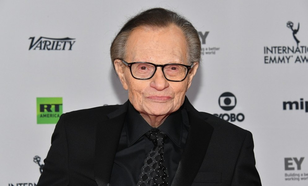 Iubirile legendarului Larry King. Celebrul jurnalist a fost însurat de 2 ori cu un iepuraș Playboy VIDEO