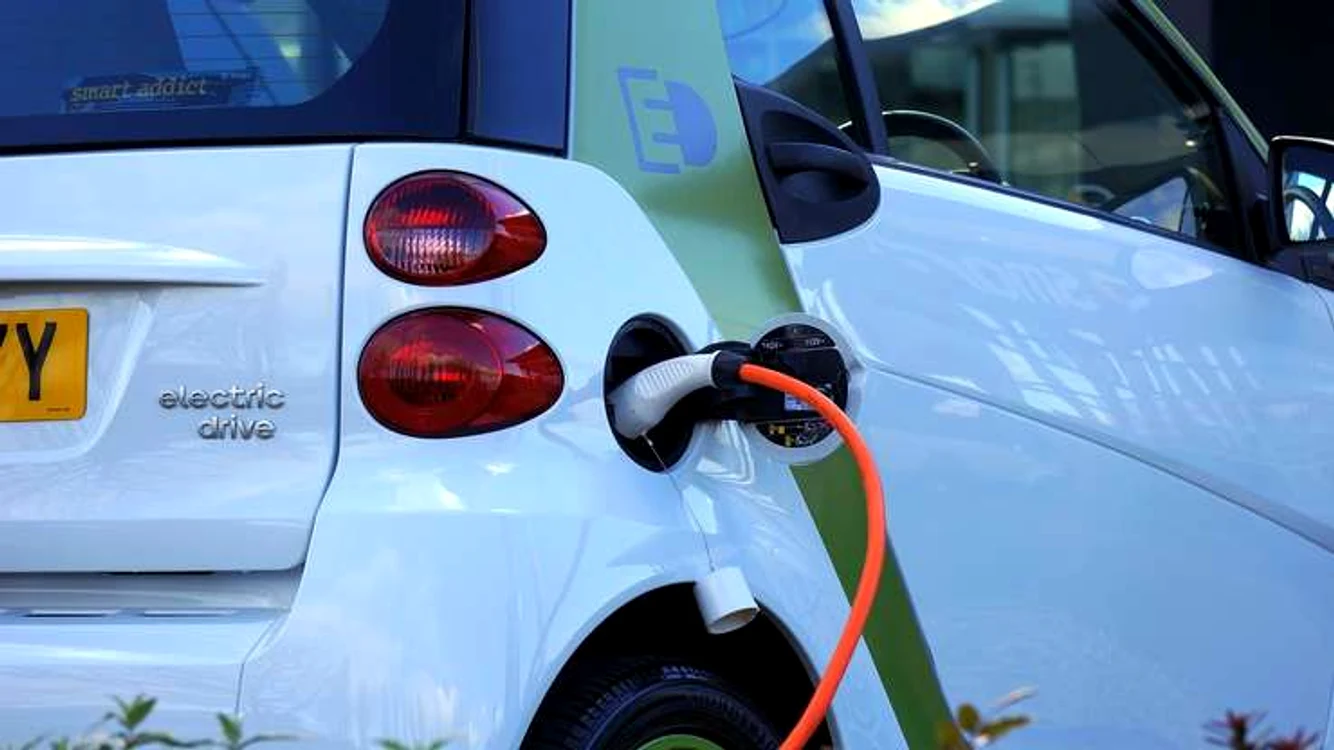 Mașină electrică albă, la încărcat