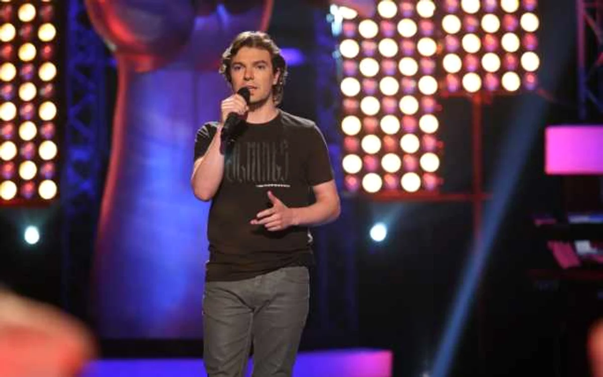 După ce şi-a dat doctoratul în genetică, Cosmin Arsene a revenit la muzică iar vocea sa care seamănă perfect cu cea a lui james Blunt i-a adus calificarea în etapa următoare FOTO Pro TV