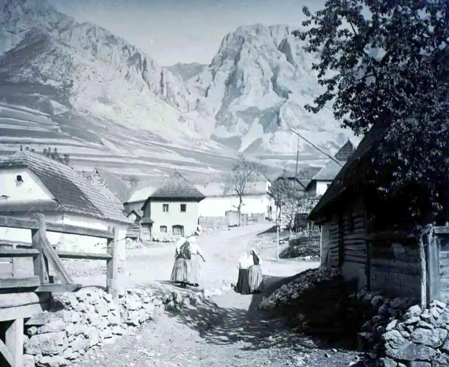 Oameni, locuințe și Piatra Secuiului FOTO fortepan.hu