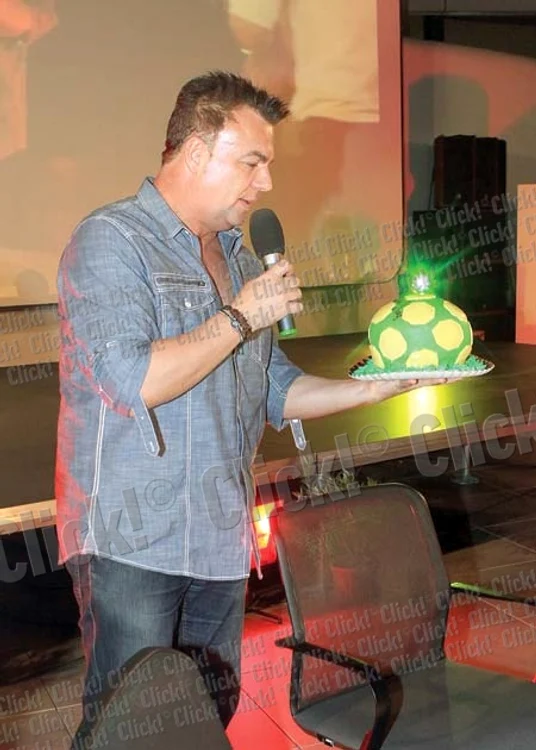 
    Adrian Enache a primit  un tort în formă  de minge de fotbal (Fotografii: Roberto Sălceanu)  