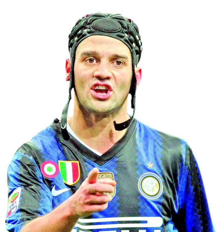 
    Cristi Chivu a jucat  un an de zile  cu cască pe cap  